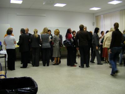uczestnicy konferencji na przerwie kawowej
