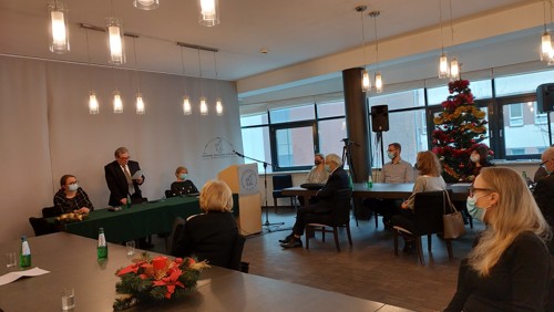 spotkanie konferencyjne w sali senatu; prelegent i słuchający ludzie