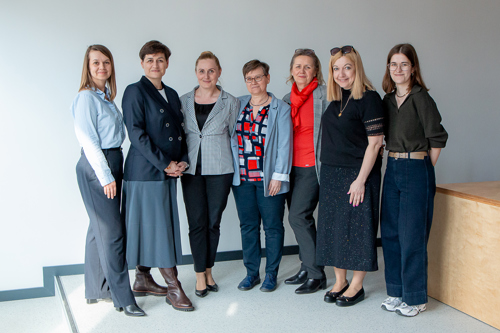 zdjęcie grupowe: prelegentki i organizatorki wydarzenia.jpg
