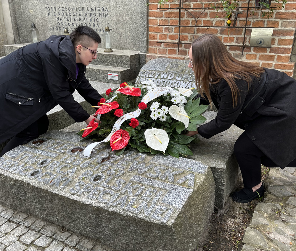 Studentki APS składają wiązankę na grobie Marii Grzegorzewskiej