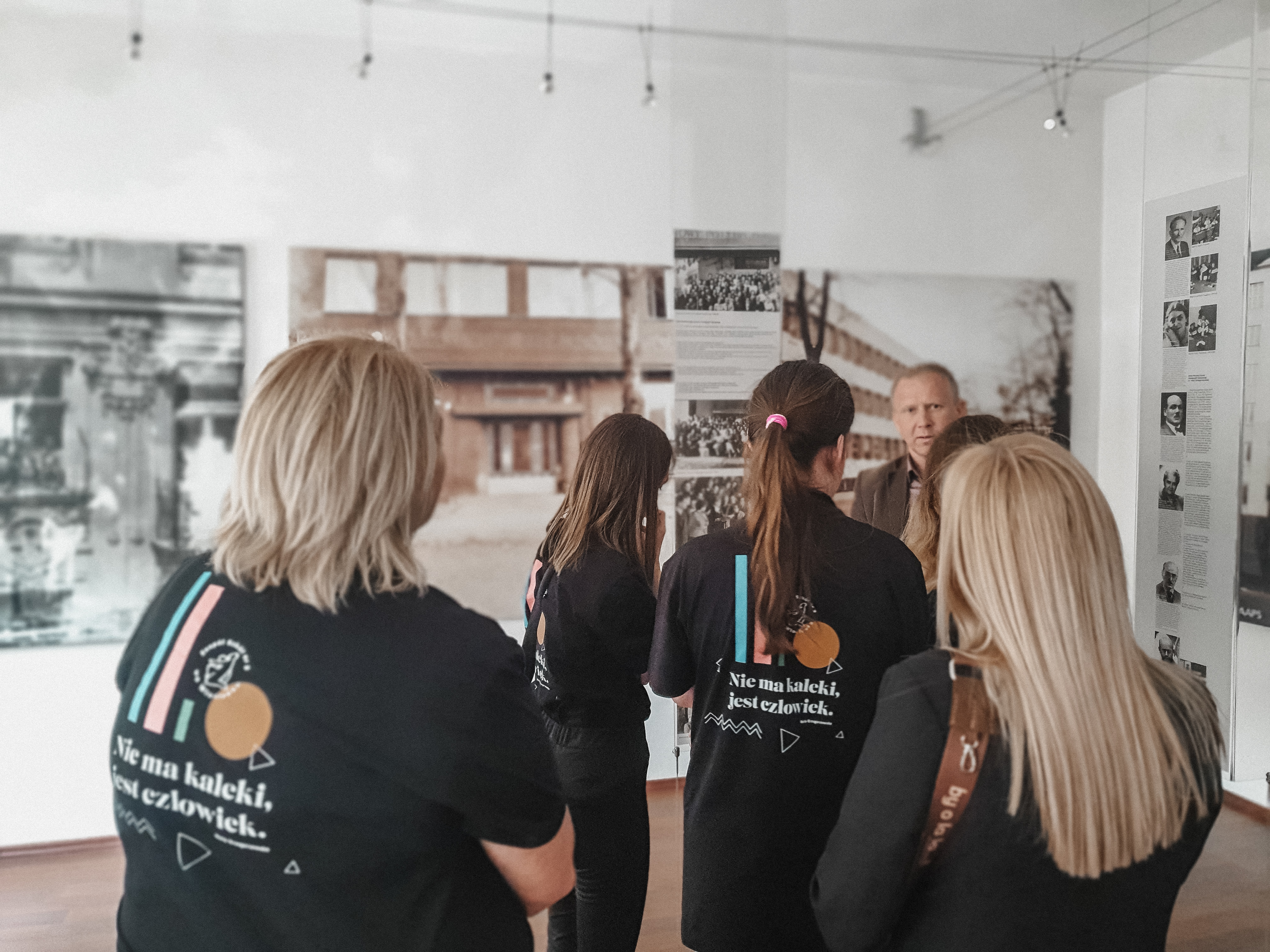 na zdjęciu osoby w muzeum Marii Grzegorzewskiej