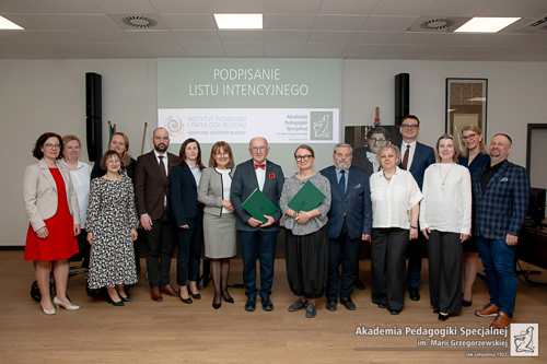 Zdjęcie grupowe - podpisane porozumienie APS IFiPS.jpg